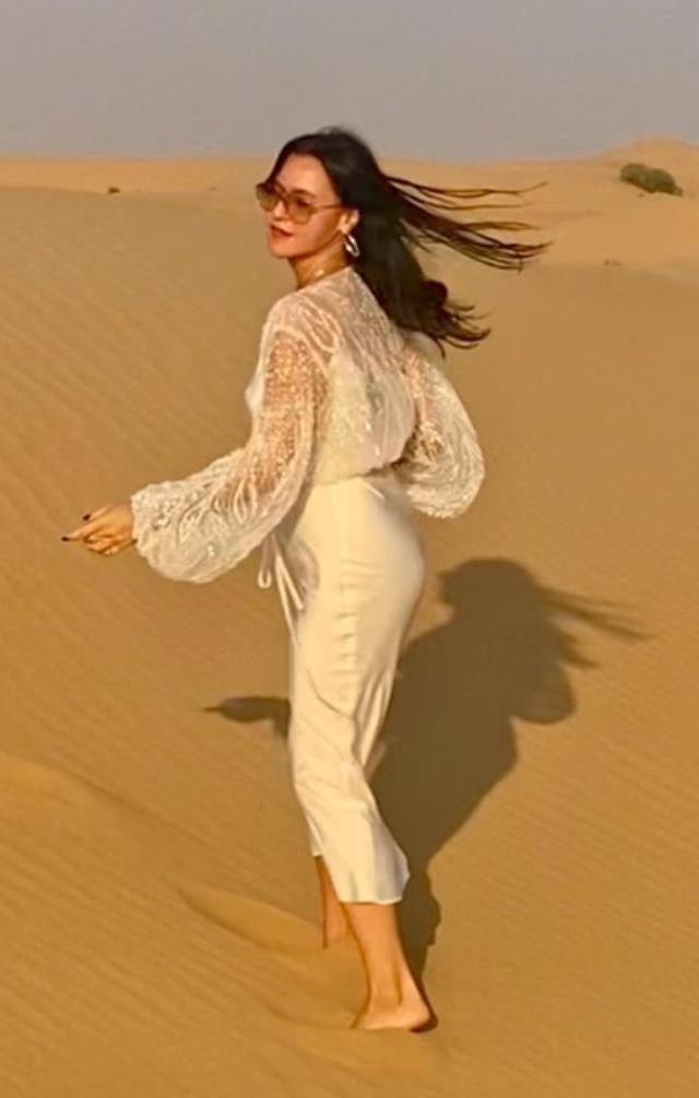 Yasak Elma'nın başrolü Şevval Sam, art arda çölde verdiği pozları paylaştı