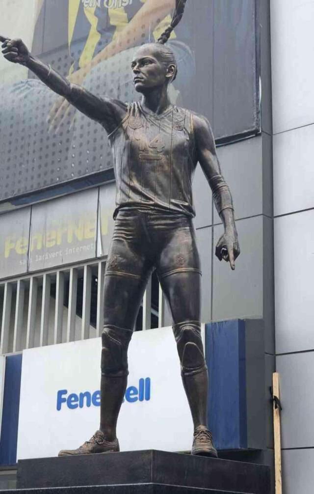 Eda Erdem'in heykeli sosyal medyada gündem oldu! Işıklandırma gerçeği sonradan ortaya çıktı