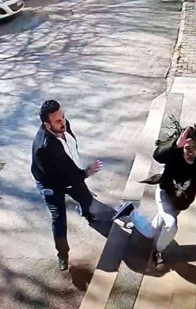 Sokakta yürüyen kız çocuğunun üzerine koştuktan sonra vurarak düşürdü