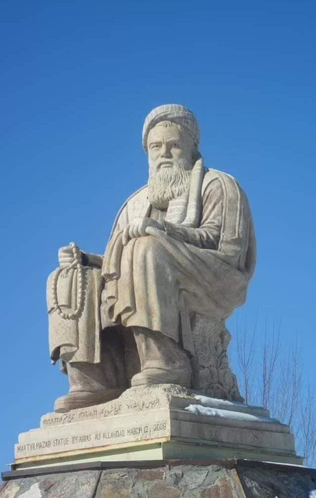 'Kimseden intikam almayacağız' diyen Taliban militanları, yıllar önce öldürdükleri siyasi liderin heykelini yıktı