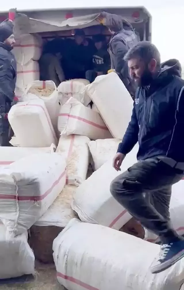 Kaçak Afganların saman balyaları arasındaki yolculuğu uzun sürmedi