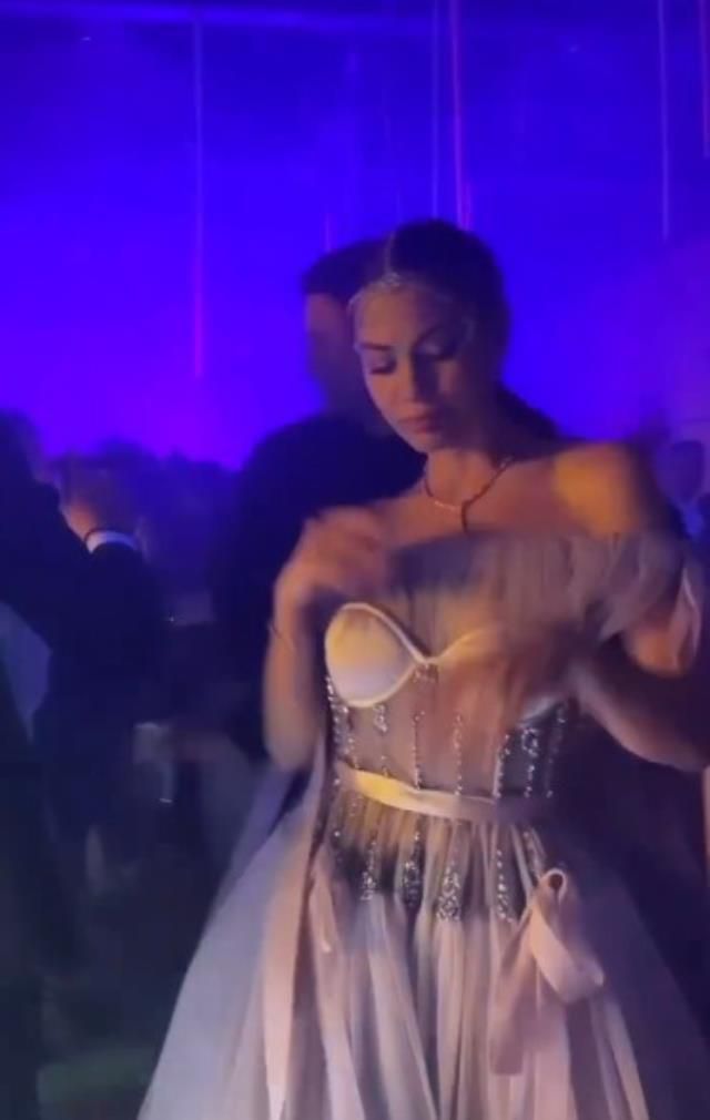 Demet Özdemir gelinlik tasarımı! Demet Özdemir gelinlik tasarımcısı kimdir?