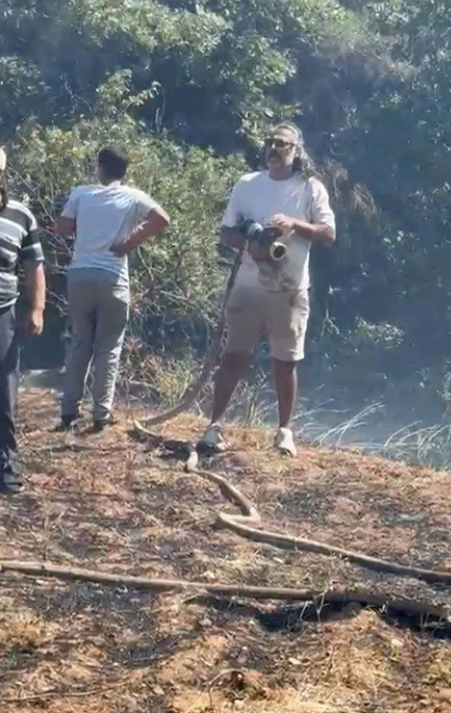 Oyuncu Kenan Çoban, Çanakkale'de çıkan yangına müdahale etti