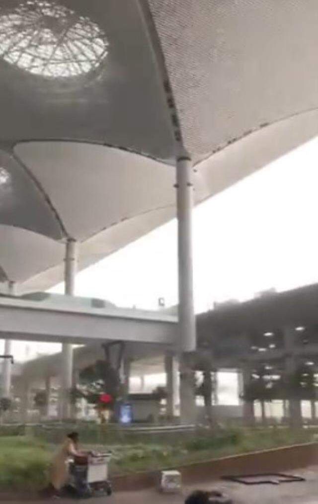 Uçakların inemediği İstanbul Havalimanı'nda fırtınanın şiddetini gösteren görüntü! İnsanlar uçmamak için etrafa tutuldu