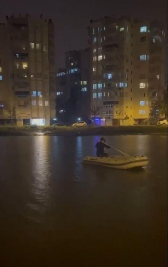 Yağmur suyunda bota binip denizde yüzer gibi yüzdü