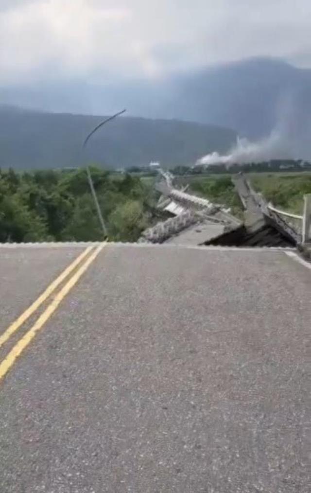 6.8 büyüklüğünde depremle sarsılan Tayvan'da binalar ve yollar çöktü, vagonlar raydan çıktı