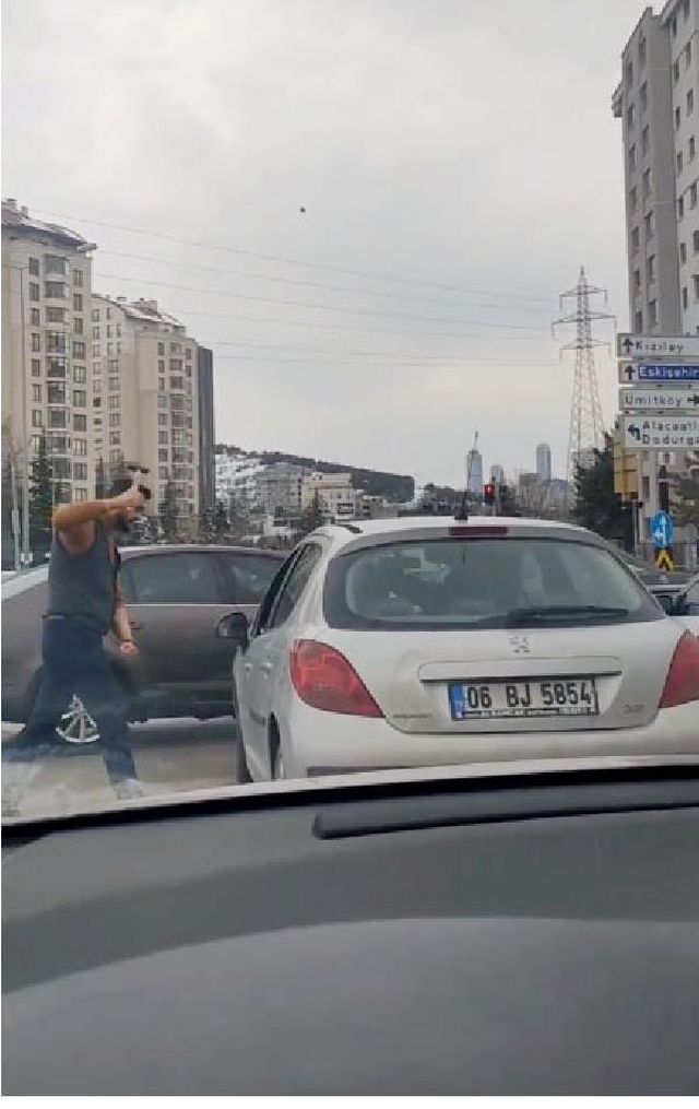 Trafikte kendisini uyaran sürücüye çekiçle saldıran sanığa 11,5 yıl hapis