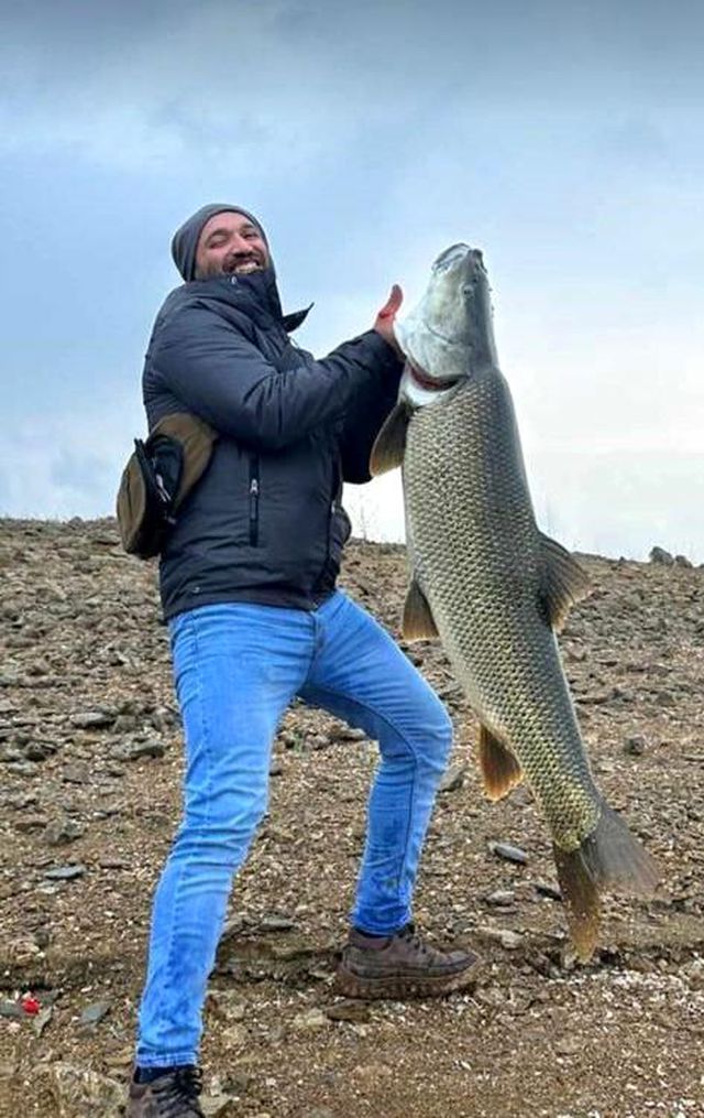 Amatör balıkçı olta ile 1.16 metre uzunluğunda turna balığı tuttu