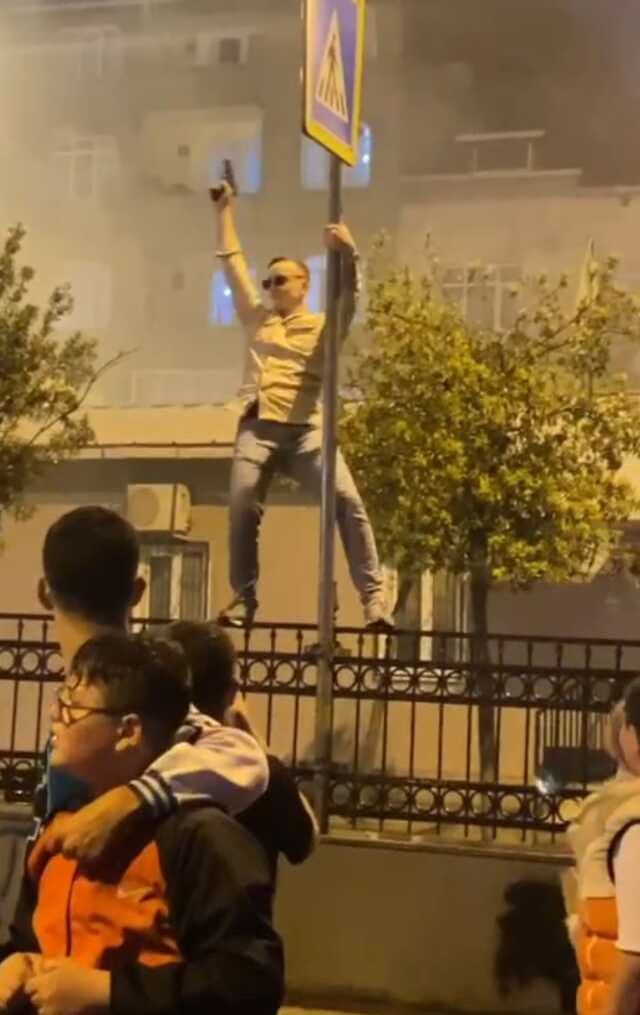 Asker uğurlama eğlencesinde hem dans etti hem havaya ateş açtı