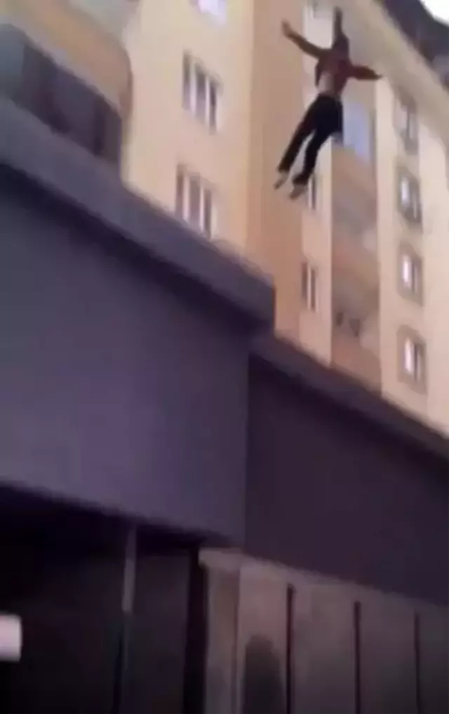 Terastan atlayan 18 yaşındaki genç kızın düşme anı, cep telefonu ile kaydedildi