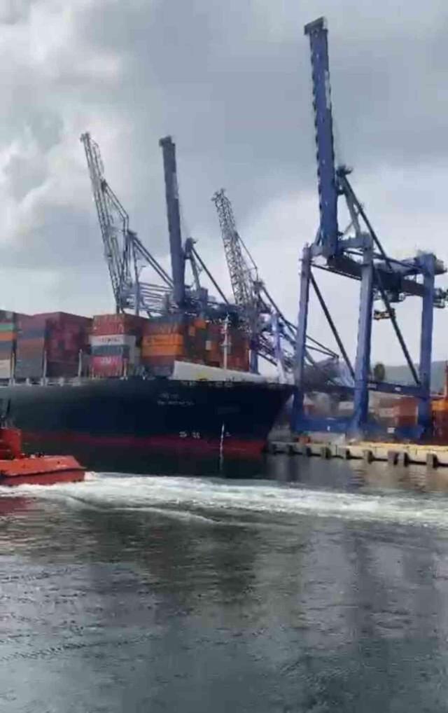 Kocaeli'de Uluslararası Limanda Yükleme Vinçleri Devrildi