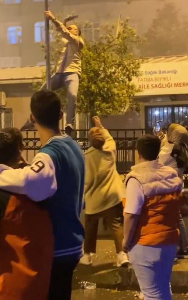 Asker uğurlama eğlencesinde hem dans etti hem havaya ateş açtı