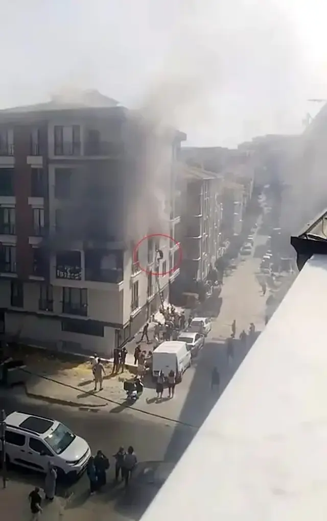 5 katlı binada yangın dehşeti: 2 kişi pencereden atladı