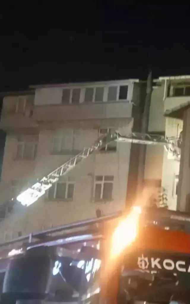 Gebze'de çatlak tespit edilen binadan tahliye edilen mahalle sakinleri