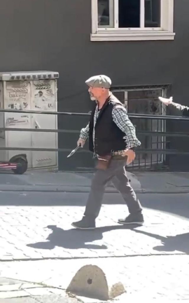 Kadıköy'de sürücü ile kağıt toplayıcı arasında taşlı, çekiçli ve bıçaklı kavga! Ne buldularsa attılar