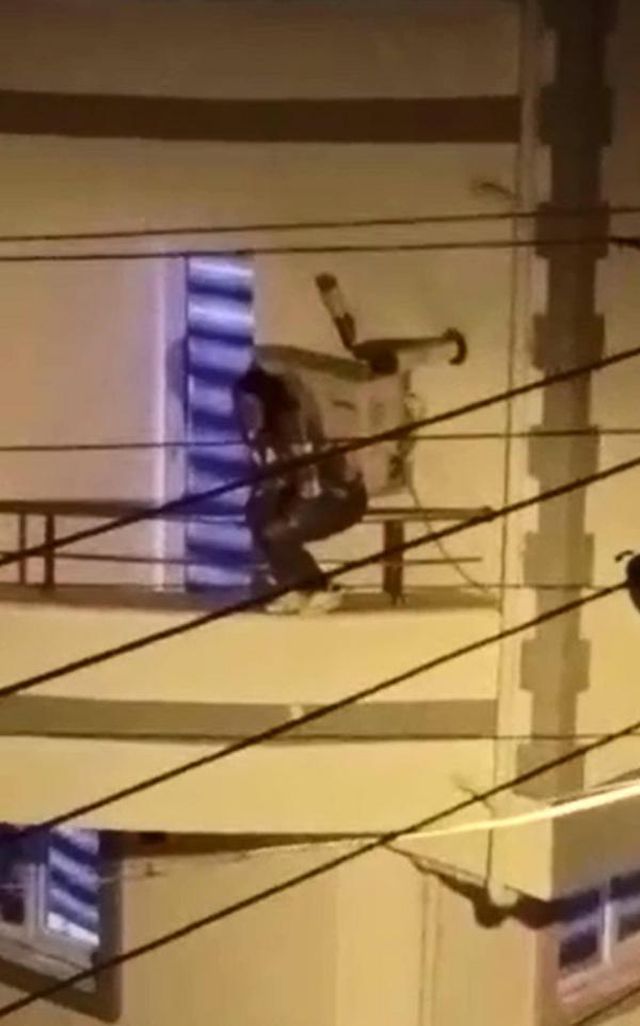 Gece balkona çıkıp 'Beni öldürecekler' diye bağırdı, polis eve girdiğinde kimseyi bulamadı