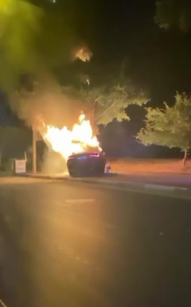 Yarışın sonu ölümle bitti! Ağaca çarpan lüks otomobilin içinde yanarak can verdi