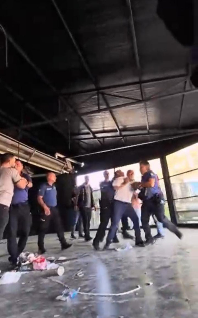 Bursa'da kafeterya yıkımında ortalık karıştı. Bir polis yaralı