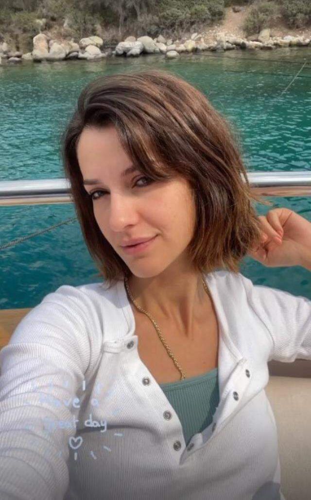 Oyuncu İrem Helvacıoğlu, 'Yaz şimdi başlıyor' diyerek mayolu pozunu paylaştı