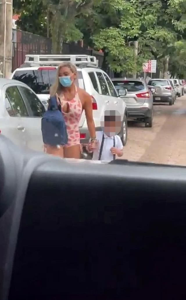 Annenin, oğlunu okula bırakırken giydiği kıyafete diğer velilerden tepki yağdı