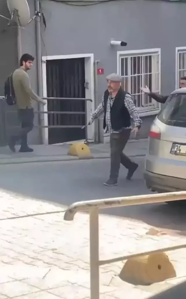 Kadıköy'de sürücü ile kağıt toplayıcı arasında taşlı, çekiçli ve bıçaklı kavga! Ne buldularsa attılar