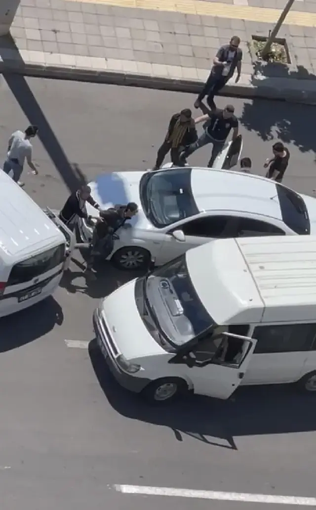 Polisin durdurduğu sivil otobüsteki kaçak göçmenler in in bitmedi! Asıl sürpriz bagajdan çıktı