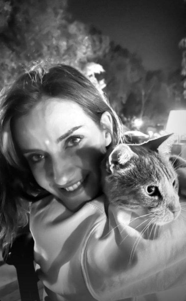 Oyuncu İrem Helvacıoğlu, 'Yaz şimdi başlıyor' diyerek mayolu pozunu paylaştı