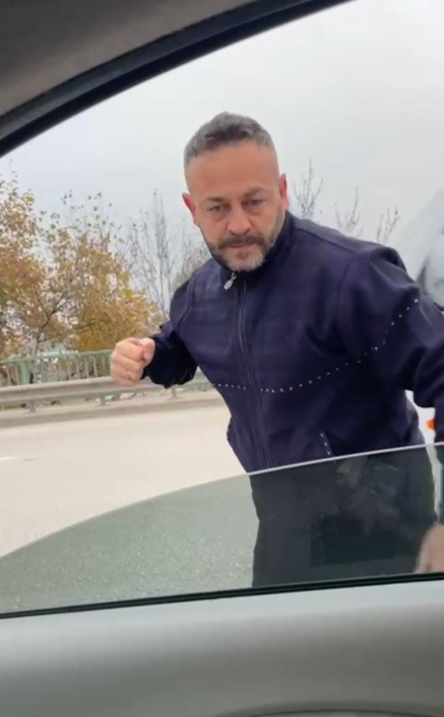 Meclis üyesini sıkıştırıp, aracı yumrukladı… O anlar kamerada