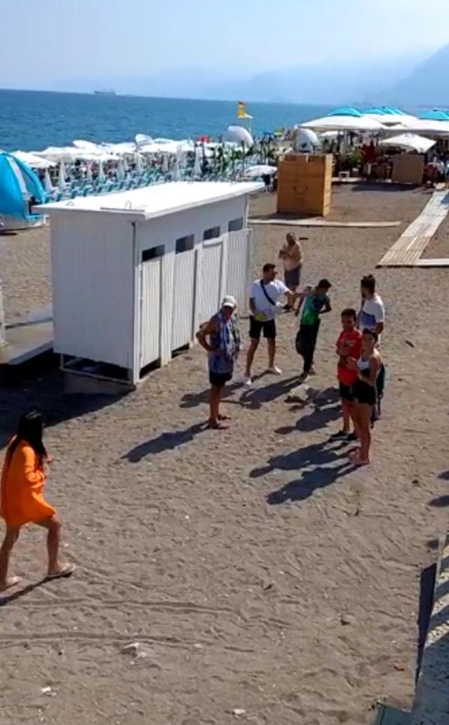 Soyunma kabinindekileri fotoğrafladığı iddiasıyla dövüldü