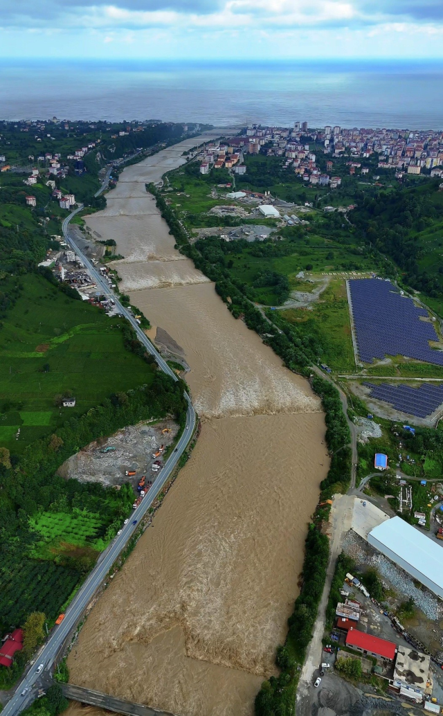Dere taşkını sonrası bungalovların yıkımı