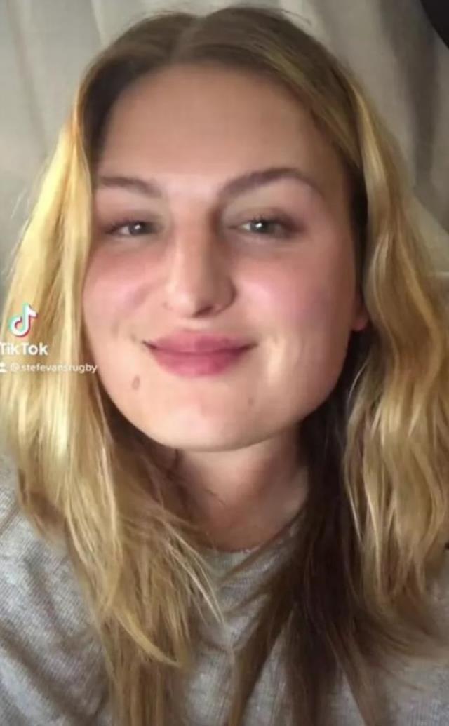 Kadınların maçında rakibinin şortunu indirip tangasını gösterdi, tribünlerin ağzı açık kaldı