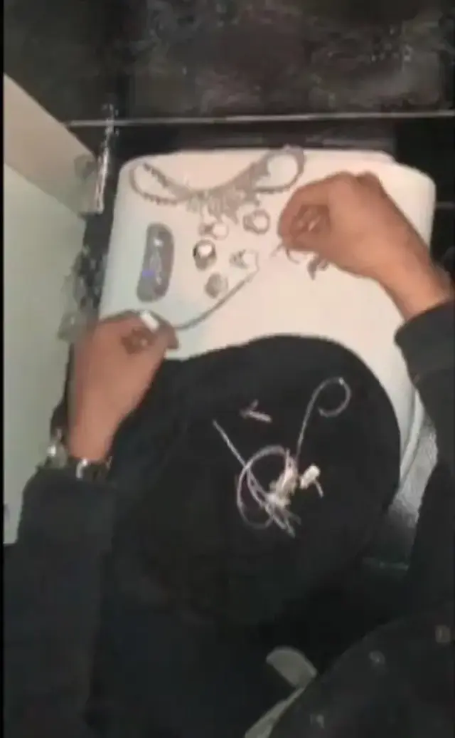 20 MİLYON LİRALIK MÜCEVHERİ REZERVUARIN İÇİNE SAKLAMIŞLAR