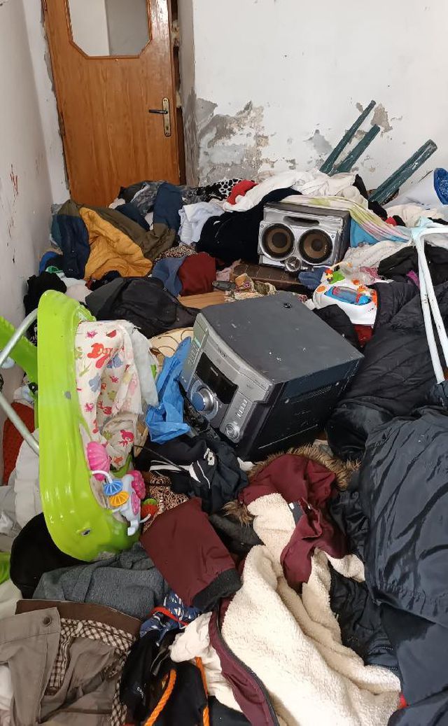 Ekiplerin şikayet üzerine girdiği daireden 3 traktör çöp çıktı