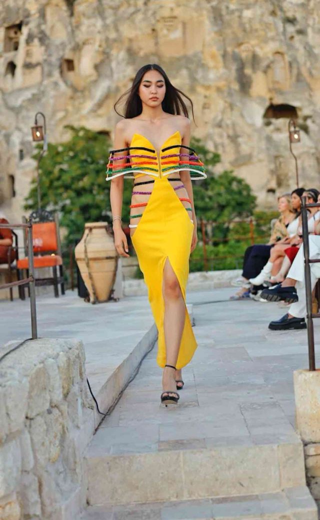 Ünlü Modacı Emrullah Köroğlu'nun Fashion Week Cappadocia Defilesi Büyüledi