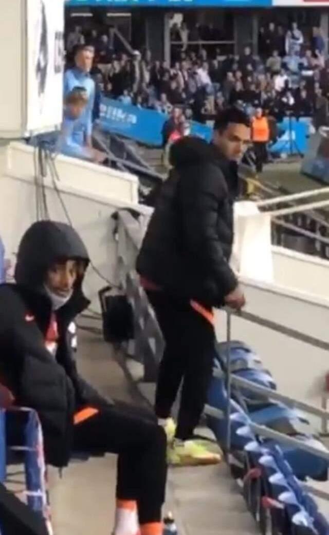 Oturduğu tribünde büyük kavga çıktığını gören Falcao, çareyi kaçmakta buldu