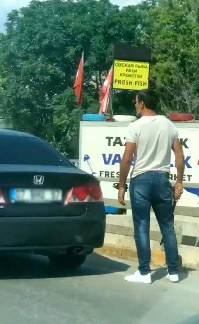 Trafikte baltalı-döner bıçaklı tartışma! Kucağında bebeği olan kadın araya girdi