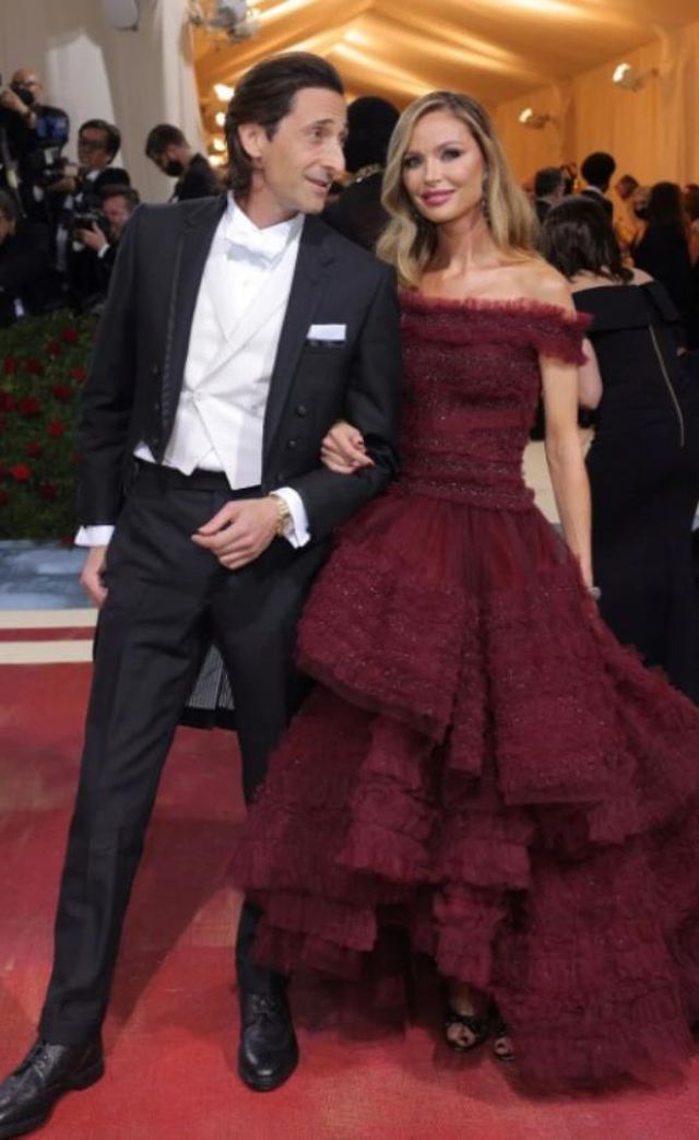 Met Gala'da şıklık yarışı! Gelinlikle katılan da oldu avizeyi andıran elbiseyle de