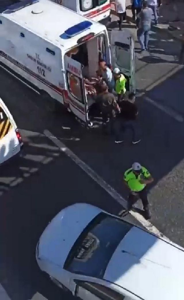 Büyükçekmece'de takla atan bir otomobil otobüs durağına daldı: 1 kişi öldü, çok sayıda yaralı var