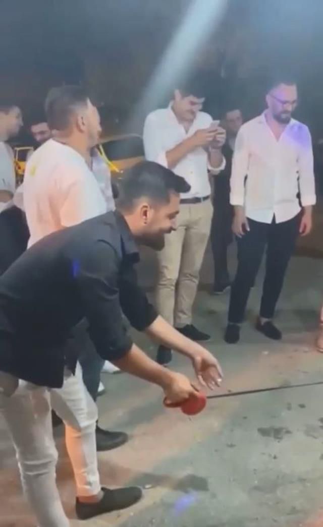 Damada kadın iç çamaşırı giydirip, tasma taktılar