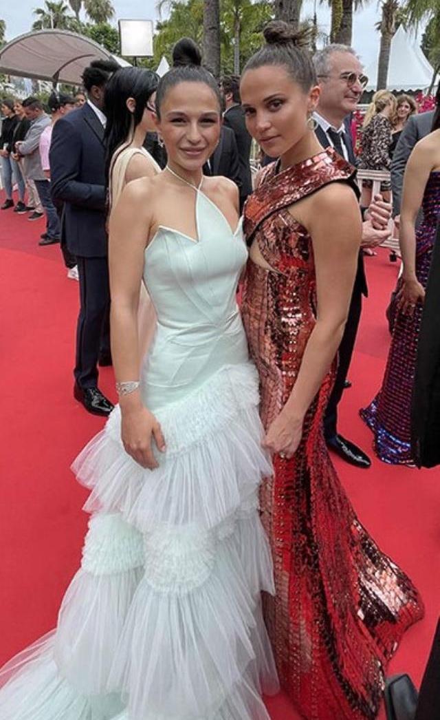 Cannes'da Göz Kamaştırdı! Kurak Günler'in oyuncusu Selin Yeninci, başarısıyla 8 dakika ayakta alkışlandı