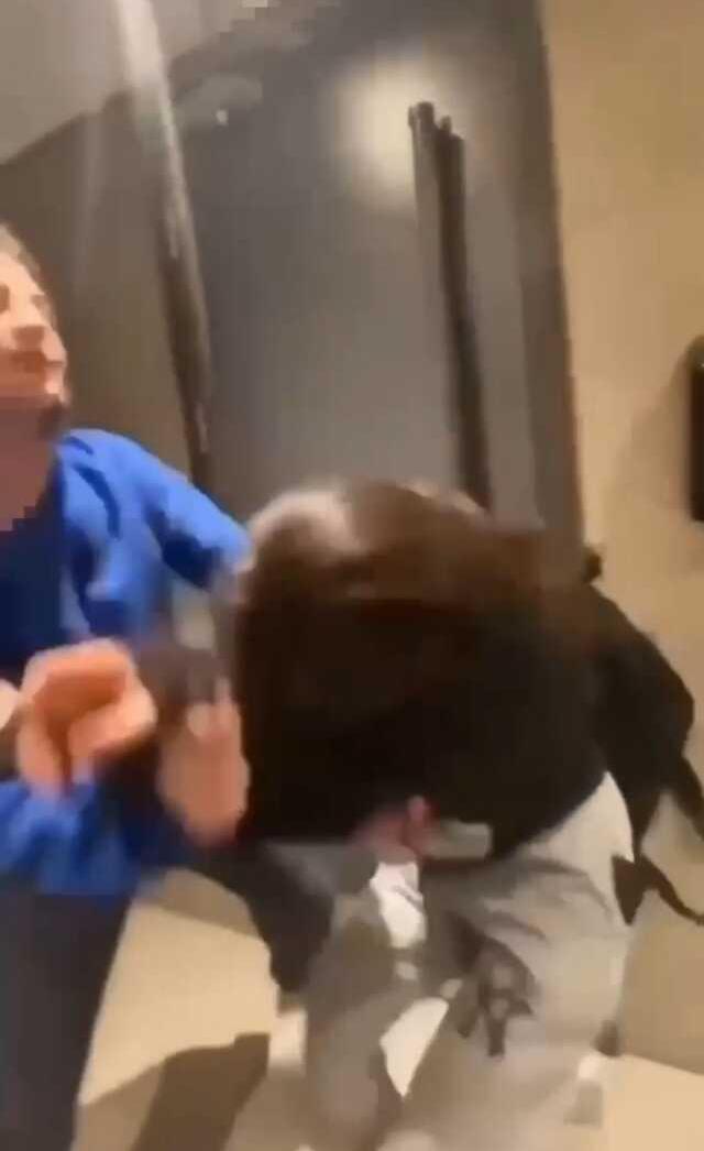 Hepsi daha çocuk! Restoranın tuvaletine götürdükleri kız arkadaşlarını tekme tokat dövdüler