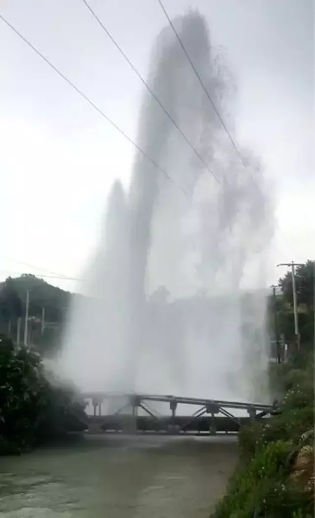 Serik'i besleyen ana boru patladı, su seviyesi 20 metre yükseldi