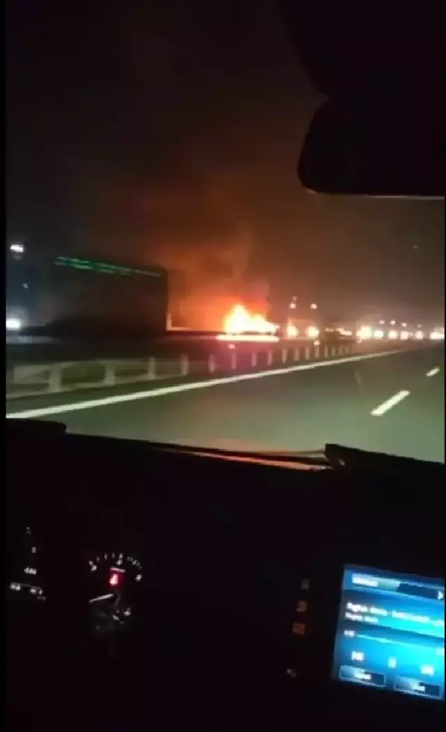 Ankara'da bariyerlere çarpan otomobil alevler içerisinde kaldı: 3 ölü, 1 yaralı