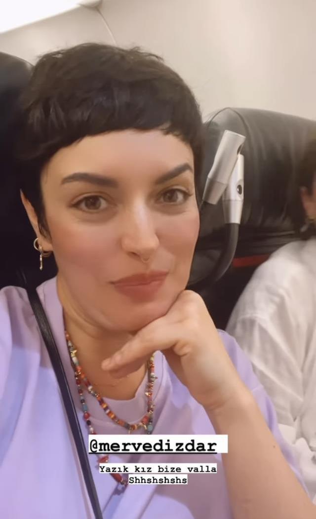 Ezgi Mola ve Merve Dizdar uçaktaki ayak kokusu nedeniyle zor anlar yaşadı