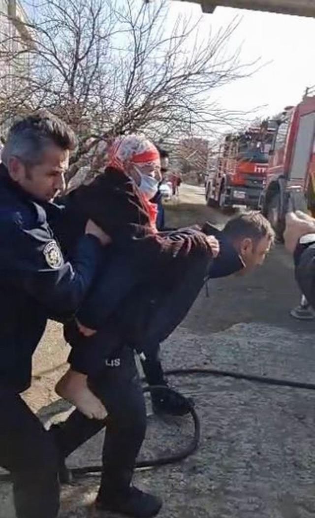 Yangında mahsur kalan 95 yaşındaki kadını polis memuru sırtında taşıyarak kurtardı