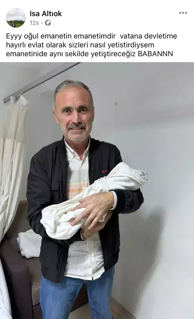 Aile üyelerinin bebekle birlikte çekilen fotoğrafı