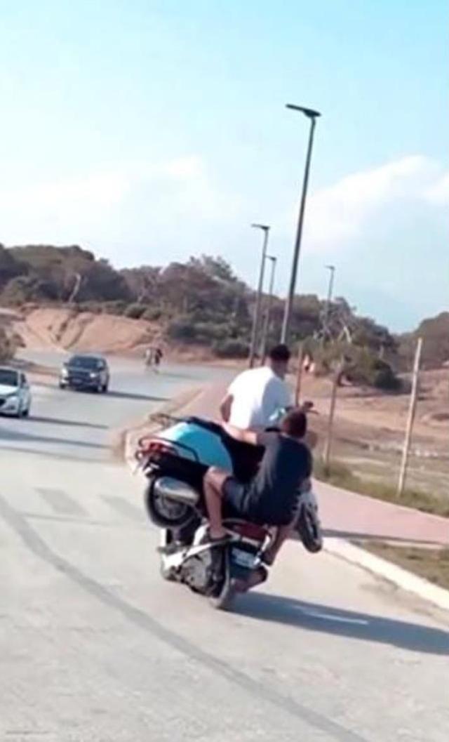 Motosikleti başka bir motosiklete yükleyip üzerinde giden gençler ölüme meydan okudu