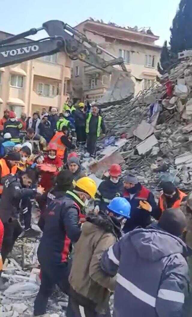 Hatay'da 2 aylık bebek 128 saat sonra enkazdan sağ çıkarıldı