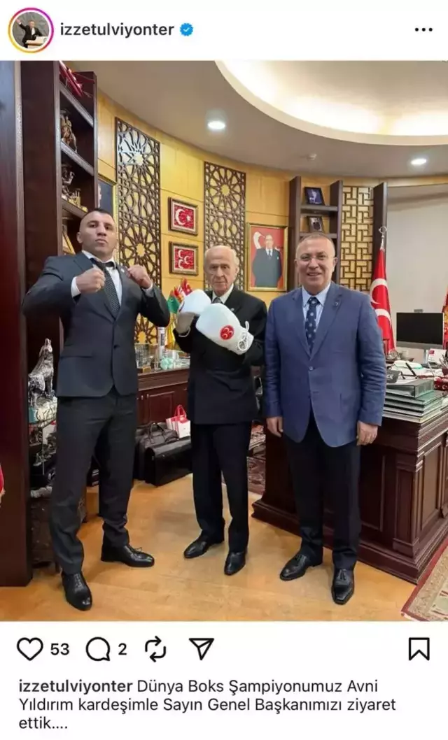 Devlet Bahçeli boks eldiveniyle poz verirken