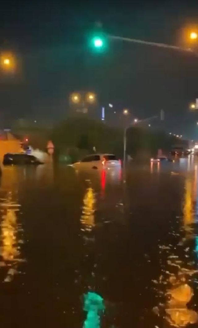 İzmir''''''''de sağanak yağış hayatı felç etti! Araçlar suya gömüldü